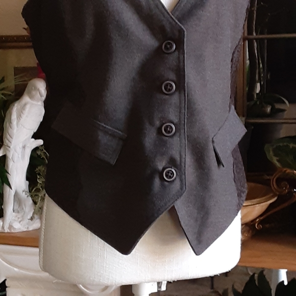 Snnie Hall Script Label Old Navy Rayon Blend Lace Trim 4 Button Vest - Picture 3 of 12